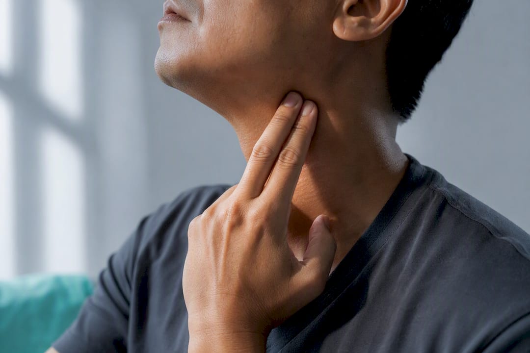 Hand locating carotid pulse on neck